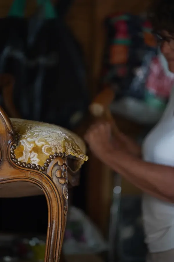 Détail du clouage et du tissu d'un fauteuil en restauration