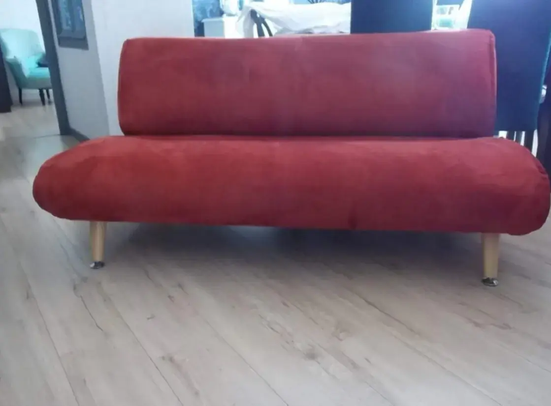 Banquette basse en velours rouge bordeaux uni