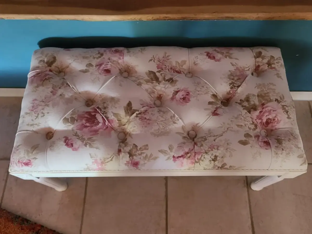 Banquette capitonnée en tissu fleuri rose et blanc, vue de dessus