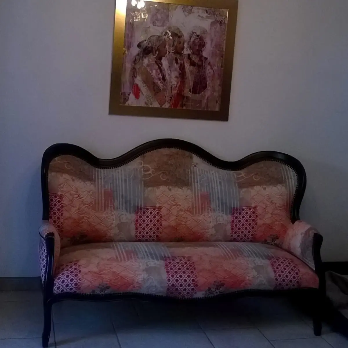 Canapé trois places ancien, bois noirci mouluré, tissu patchwork rose et beige