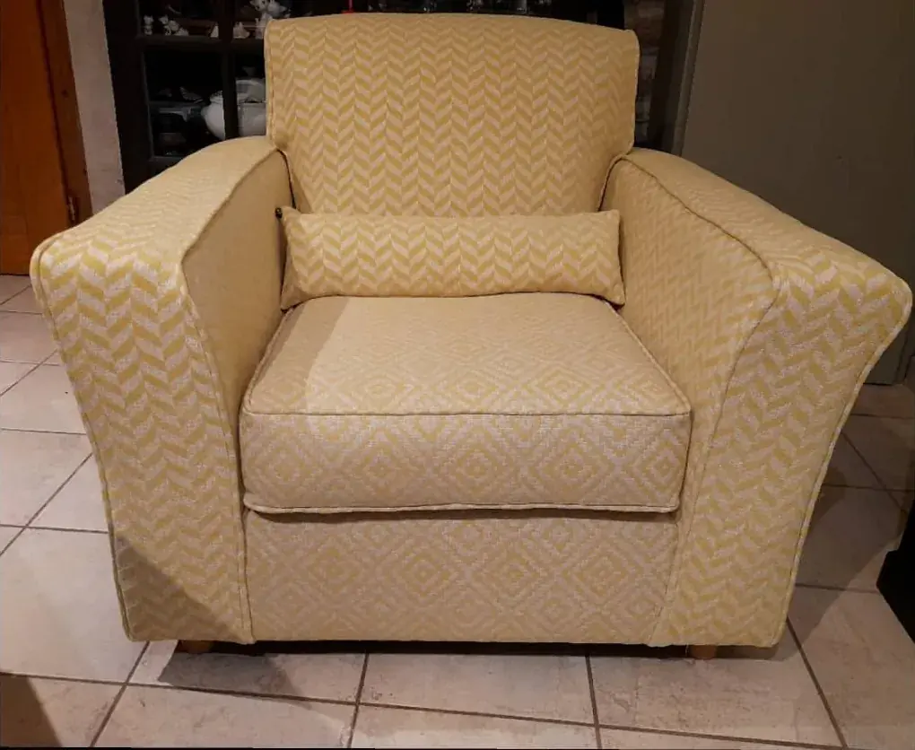 Fauteuil club en tissu jaune pâle à motif chevrons et losanges