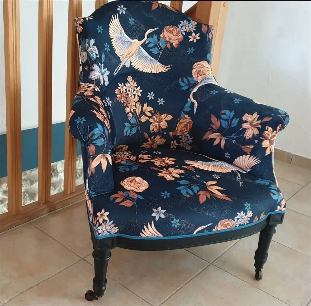 Fauteuil crapaud en tissu bleu marine à motif chinoiserie, hérons et fleurs