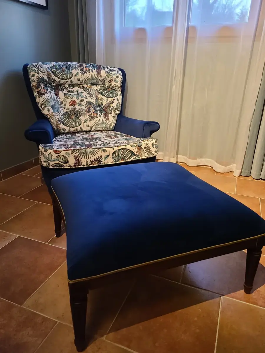 Fauteuil crapaud et repose-pieds assortis, tissu fleuri exotique sur fond bleu marine