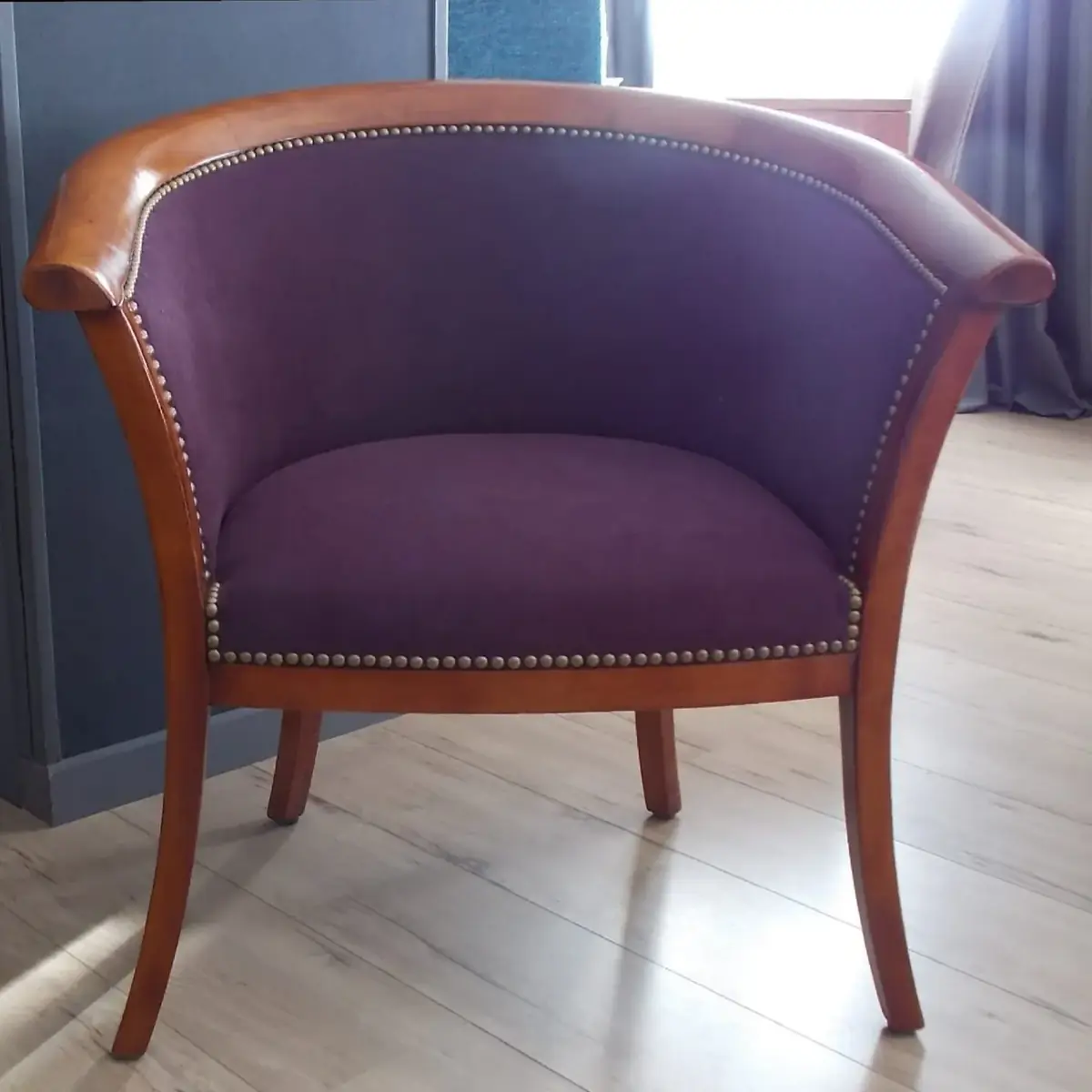 Fauteuil crapaud en velours violet, structure en bois verni et cloutage doré