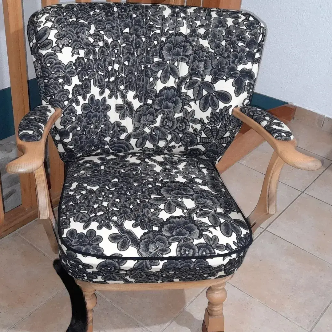 Fauteuil ancien à motif floral noir et blanc dense, façon feuillage japonisant