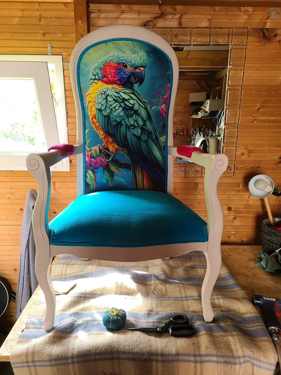 Fauteuil peint en blanc, dossier à motif de perroquet multicolore, assise en velours turquoise