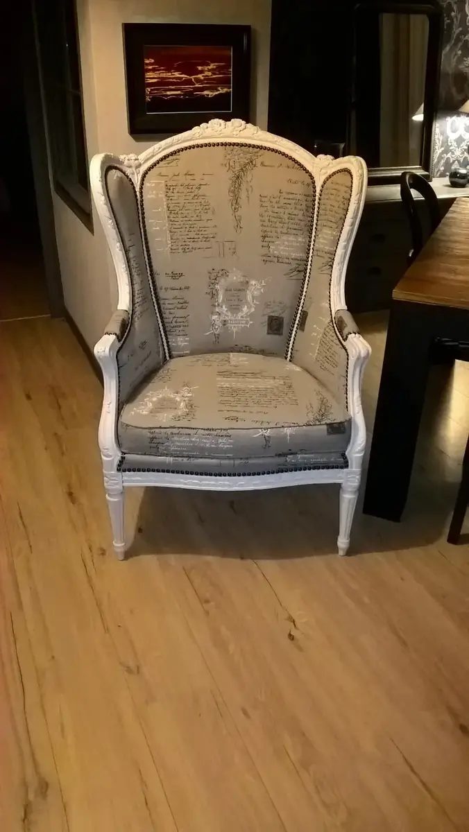 Fauteuil voltaire blanc, tissu imprimé de correspondance manuscrite ancienne