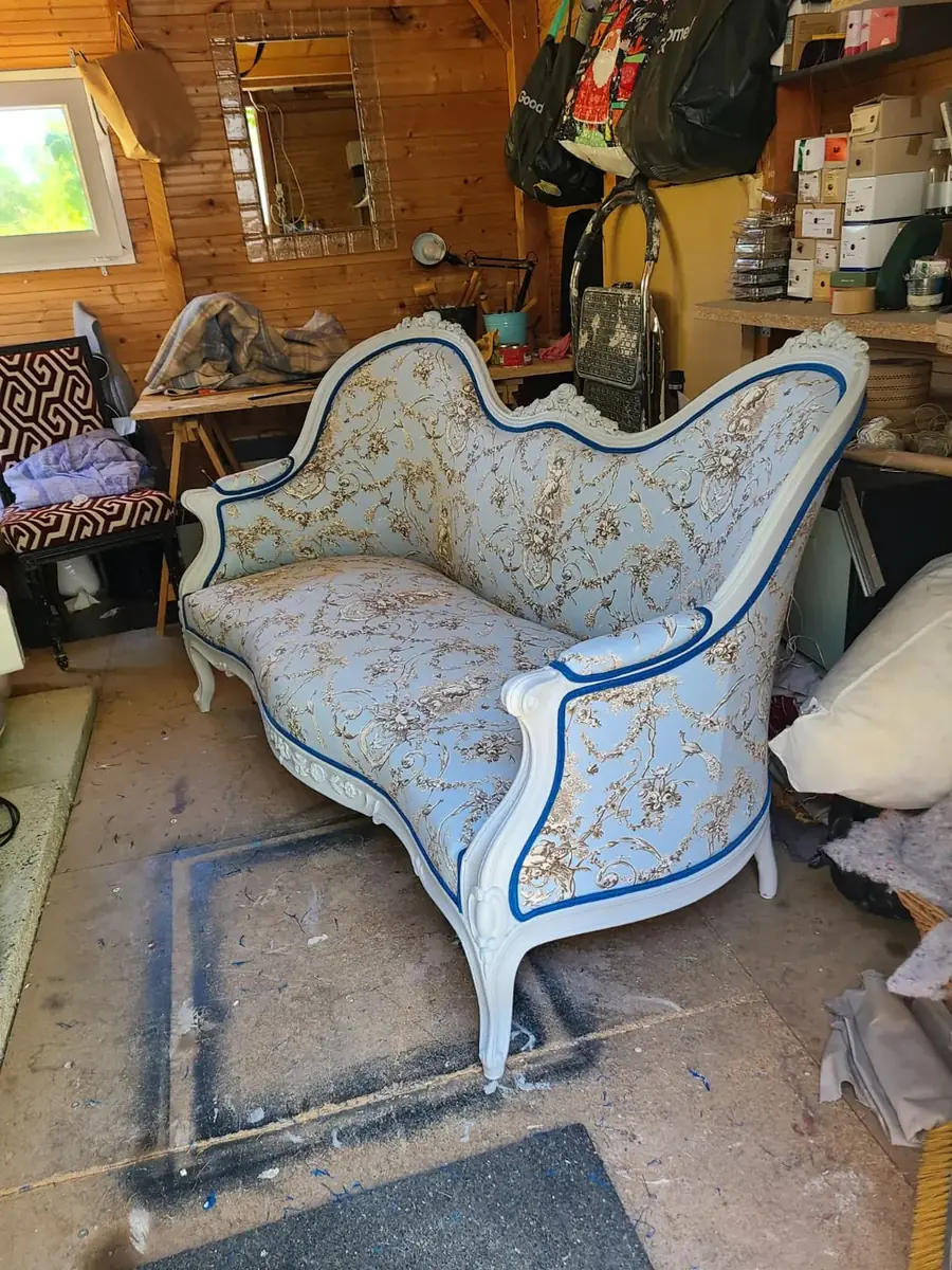 Méridienne restaurée en tissu bleu ciel à motif fleuri, structure laquée blanche à liseré bleu