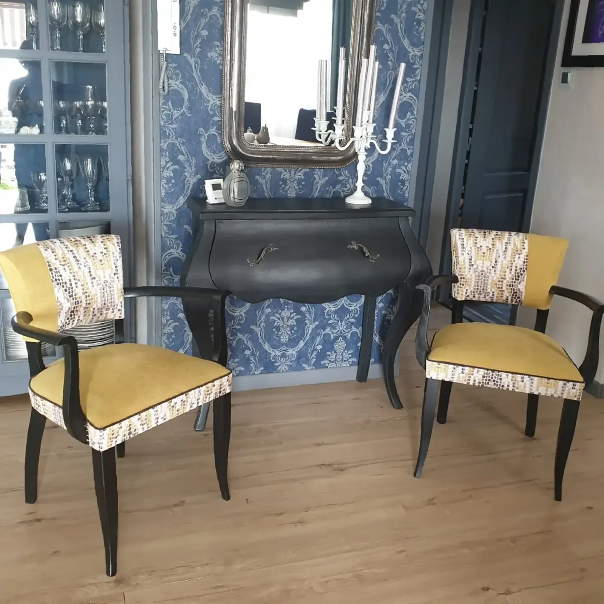 Paire de fauteuils cabriolet en bois noirci, tissu jaune moutarde à motif mosaïque