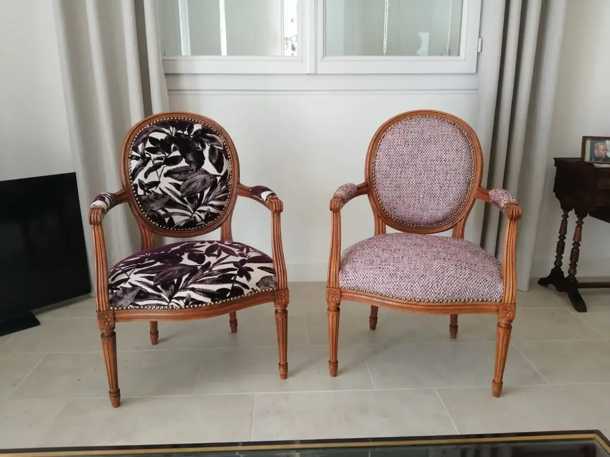 Paire de fauteuils cabriolet, l'un en velours à motif de feuillage noir et blanc, l'autre en tweed rose