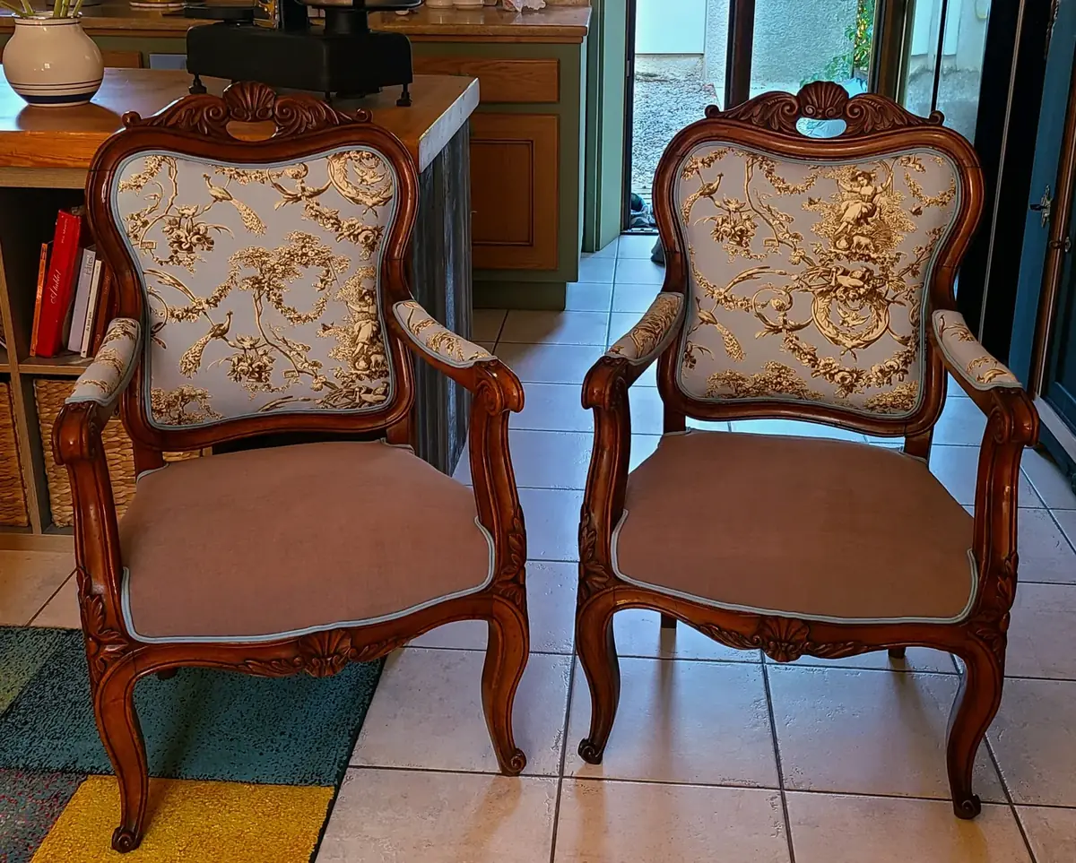 Paire de fauteuils Louis XV en tissu toile de Jouy beige et doré, motif de personnages et d'oiseaux