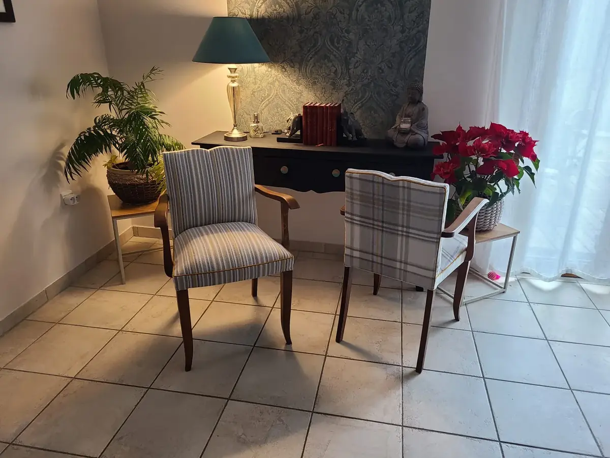 Paire de fauteuils, tissu rayé bleu et beige et tissu tartan gris, dans un salon